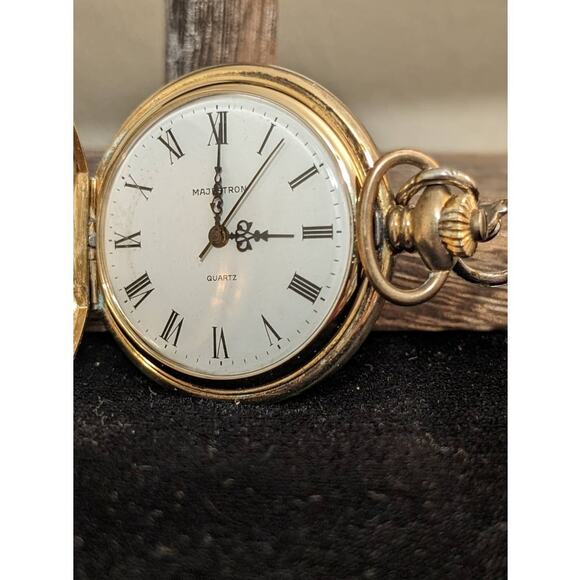 MAJESTRON Vintage Gold Tone Quartz Pocket Watch - Picture 3 of 6